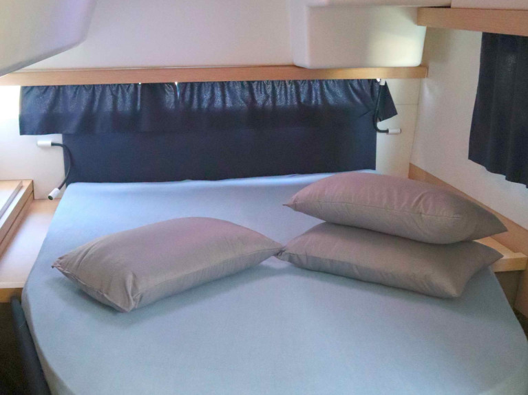 Charter a Fountaine Pajot Lucia 40 (4 cab.) in Lefkáda on Samboat