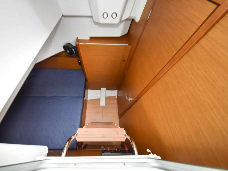Jeanneau Sun Loft 47 (7 cab.) charter bareboat or skippered in  Bormes-les-Mimosas