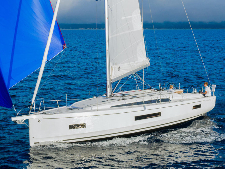 Hire a Bénéteau Oceanis 40.1 Paros (Island)