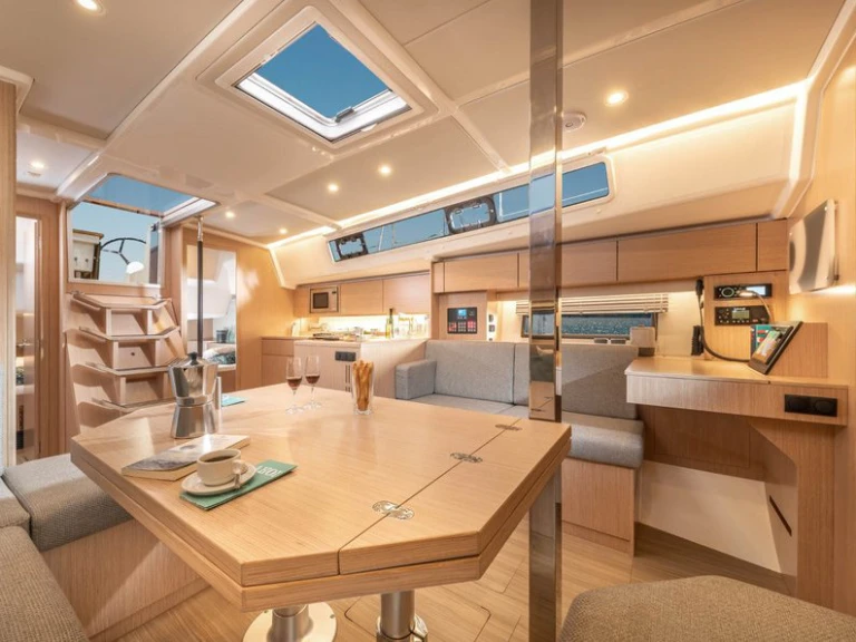 Yacht charter Lefkáda - Bavaria Bavaria C42 (3 cab.) on SamBoat