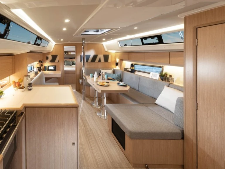 Yacht hire Lefkáda cheap Bavaria C42 (3 cab.)