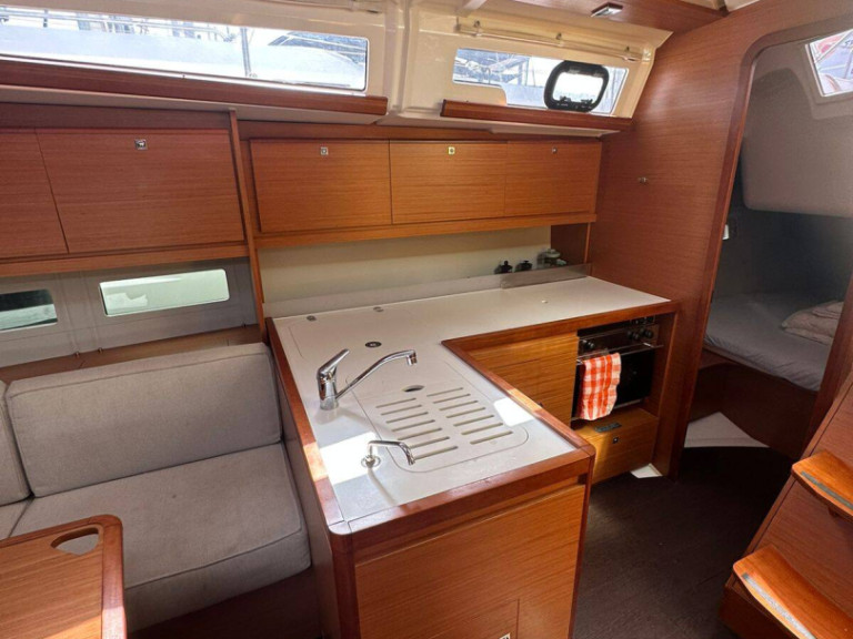 Hire a Dufour Dufour 390 (3 cab.) Alimos
