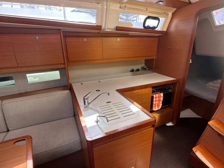 Hire a Dufour Dufour 390 (3 cab.) Alimos