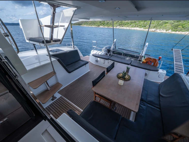 Hire Catamaran Fountaine Pajot with a boat licence