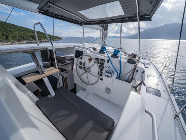 Catamaran to hire Lefkáda at the best price