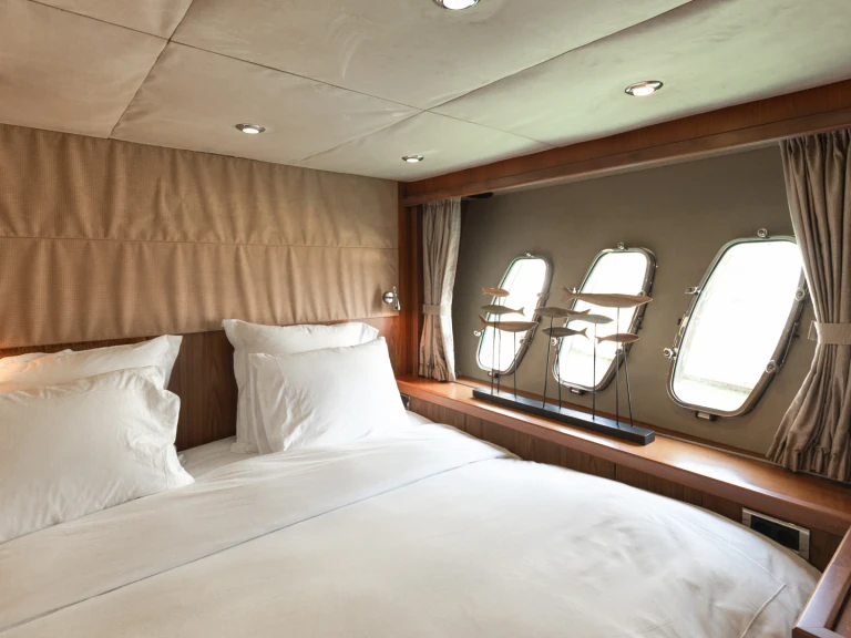 Hire Luxury Yacht with or without skipper Sunseeker Ao Po