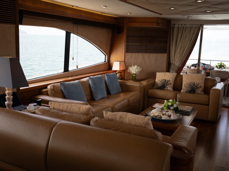 Hire Luxury Yacht Sunseeker with a boat licence