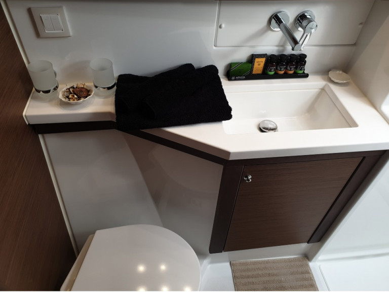 Hire Catamaran Lagoon with a boat licence