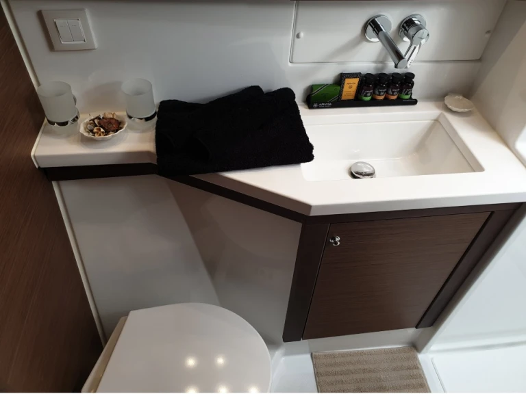 Hire Catamaran Lagoon with a boat licence