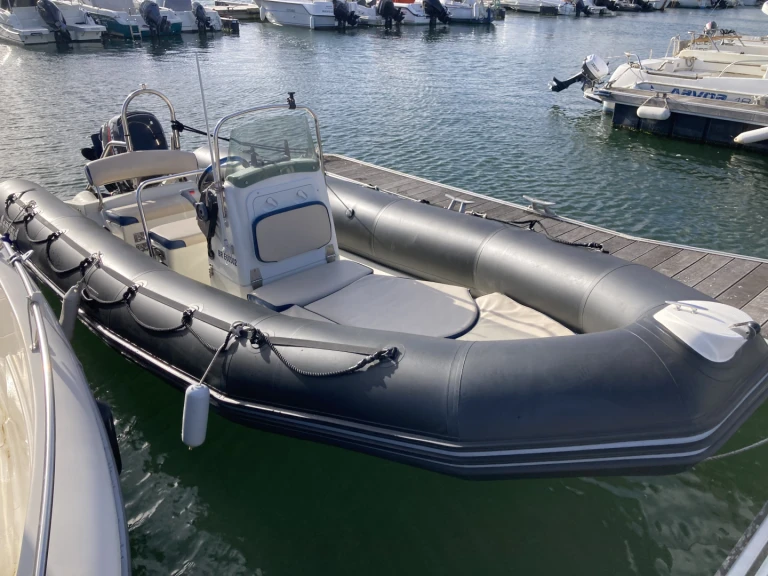 Charter a Bombard Explorer 640 SB in Larmor-Plage on Samboat