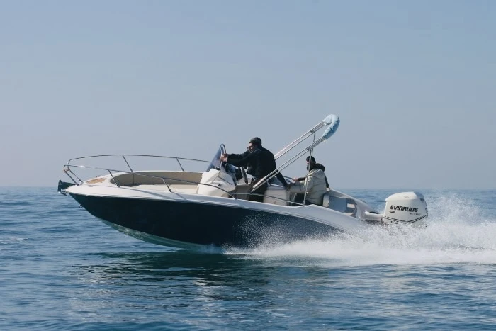 Yacht hire Porto di Salerno cheap Bermuda 690