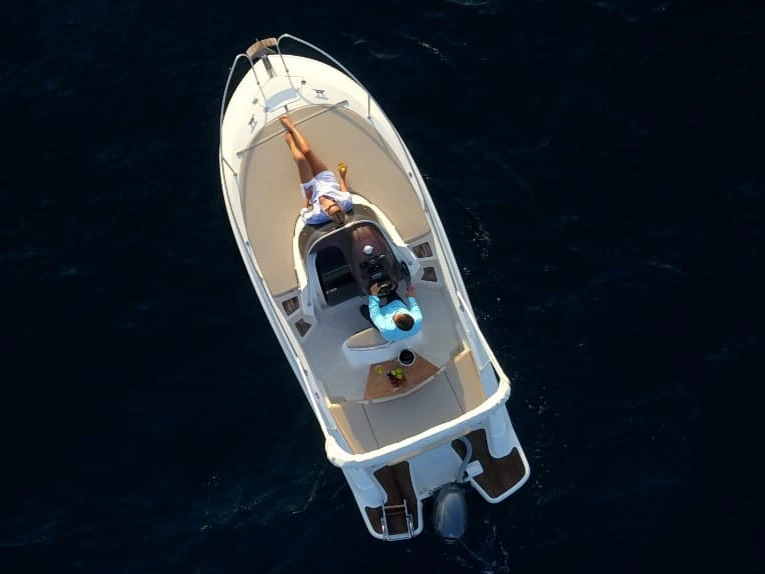 Motorboat hire in Porto di Salerno - Romar Bermuda 690