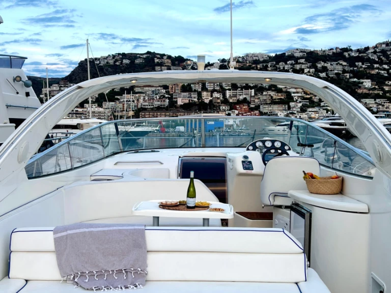 Hire Motorboat Bavaria with a boat licence