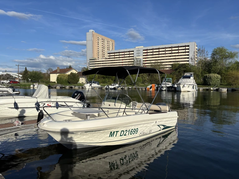 Hire Motorboat Jeanneau with a boat licence