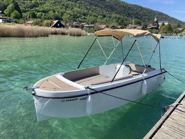 Motorboat to hire Sevrier at the best price