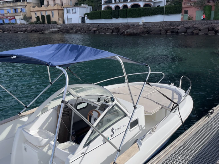 Charter a Bénéteau Ombrine 630 in Mandelieu-la-Napoule on Samboat