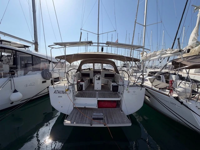 Hire Sailboat Jeanneau with a boat licence