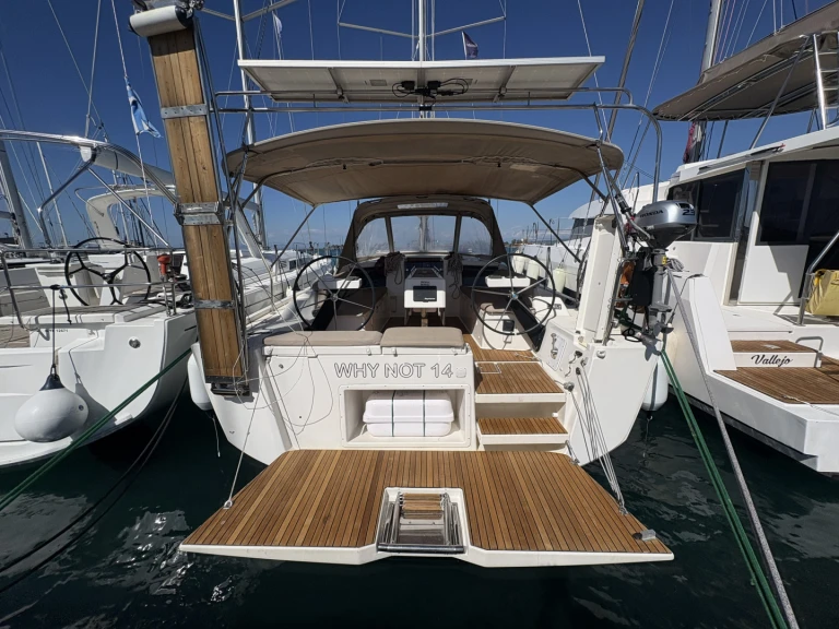 Yacht hire Lefkáda cheap Dufour 390