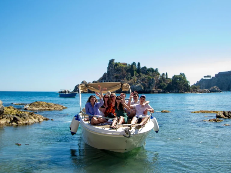 Charter a Lever 750 in Giardini-Naxos on Samboat