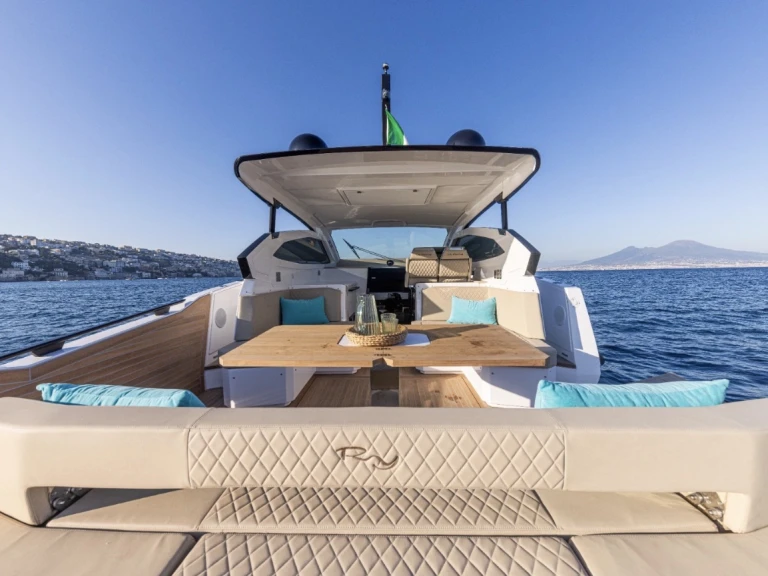 Hire Motorboat Ryo with a boat licence