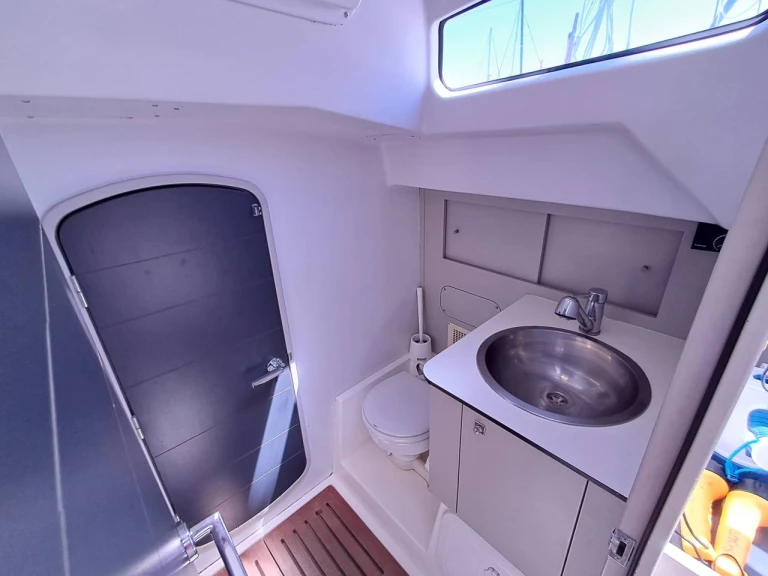 Sailboat to hire La Trinité-sur-Mer at the best price