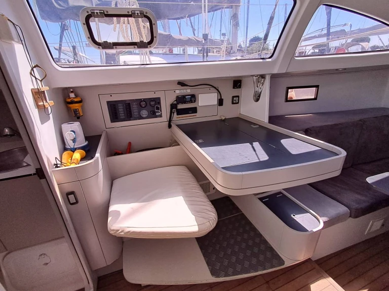 Yacht charter La Trinité-sur-Mer - RM RM 1060 on SamBoat