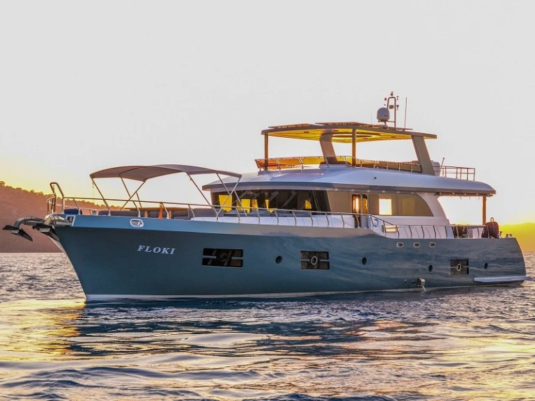 Hire Luxury Yacht  with a boat licence