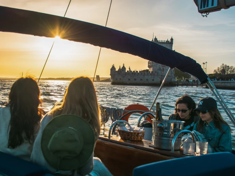 Charter a Jeanneau Sun Odyssey 40.3 in Lisbon on Samboat