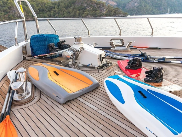 Hire Luxury Yacht  with a boat licence