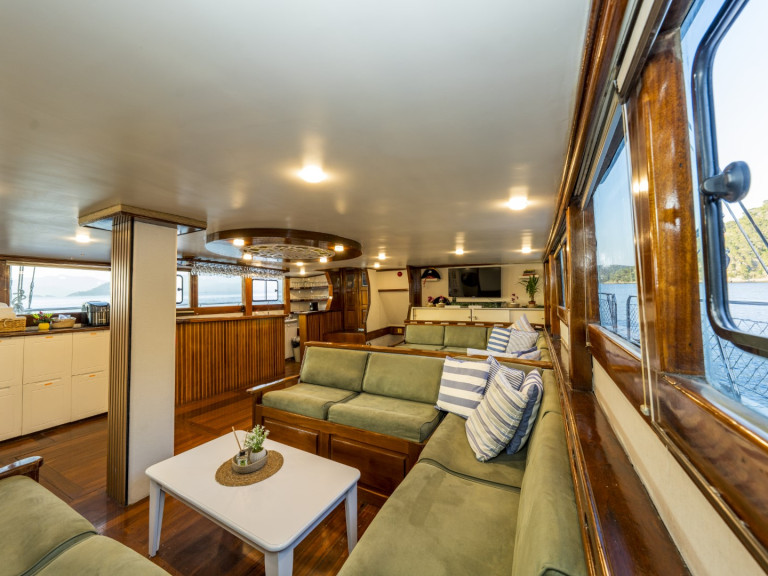 Hire Sailboat  with a boat licence