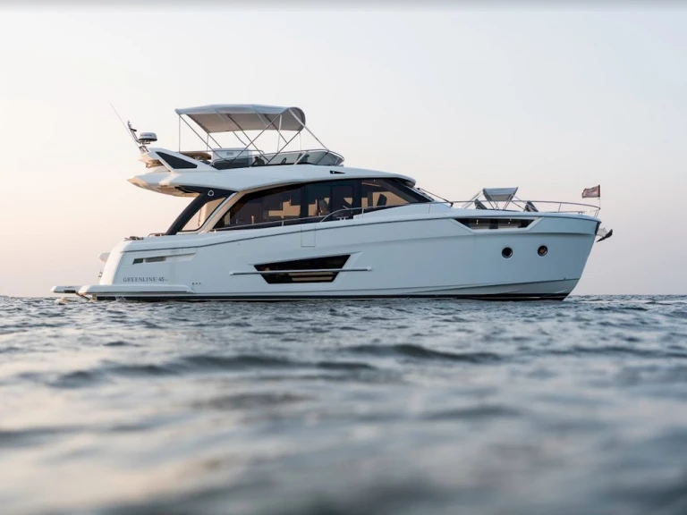 Charter a Greenline Greenline 45 Fly in Saint-Raphaël on Samboat