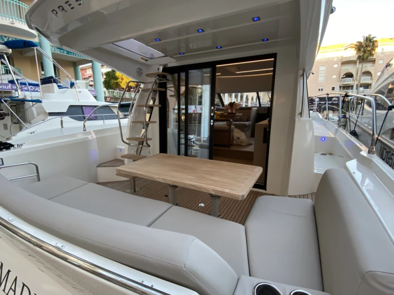Hire a Prestige Yachts 420 FLY Saint-Raphaël