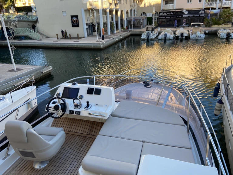 Charter a Prestige Yachts 420 FLY in Saint-Raphaël on Samboat