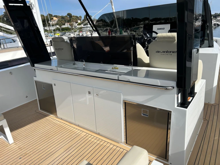 Luxury Yacht hire in Antibes - De Antonio D42