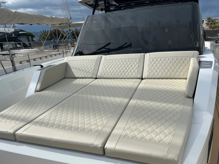 Hire Luxury Yacht with or without skipper De Antonio Antibes