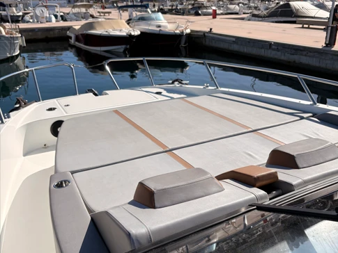 Hire Luxury Yacht Bénéteau with a boat licence