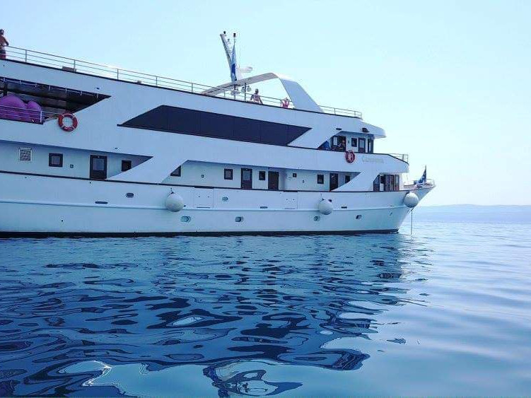 Hire Sailboat Custom Made with a boat licence