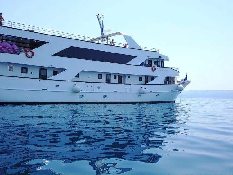 Hire Sailboat Custom Made with a boat licence