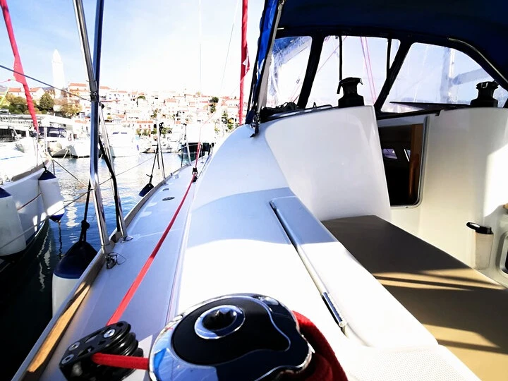 Hire Sailboat Jeanneau with a boat licence