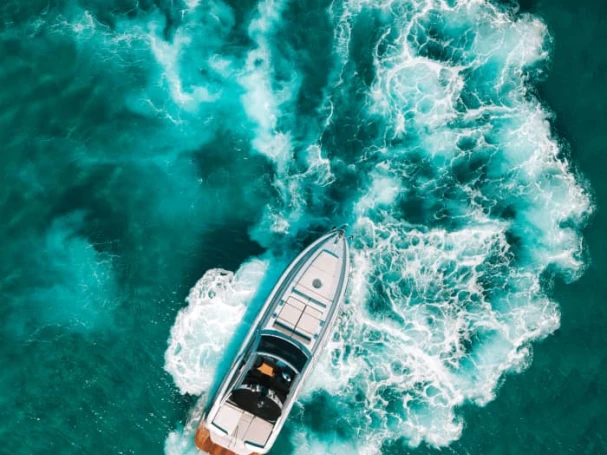 Hire Motorboat Pershing with a boat licence