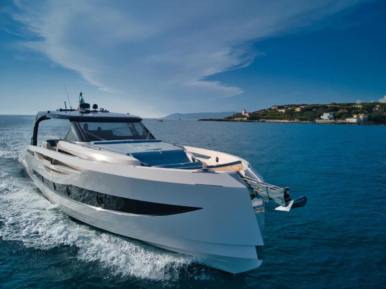 Hire Motorboat Cayman Yachts with a boat licence