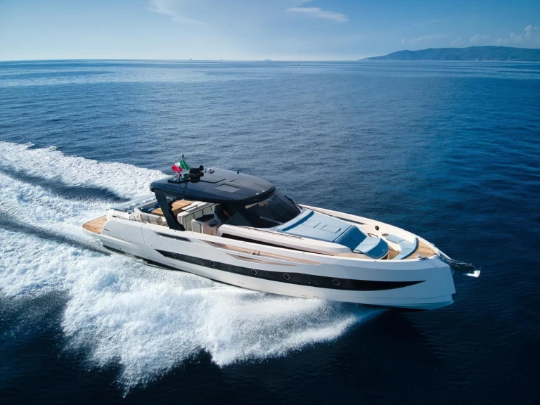 Motorboat hire in Naples - Cayman Yachts 540 WA