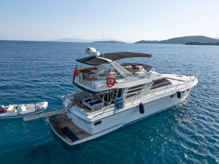Hire Motorboat Fairline with a boat licence