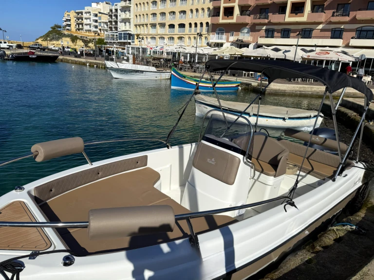 Motorboat to hire Xemxija at the best price