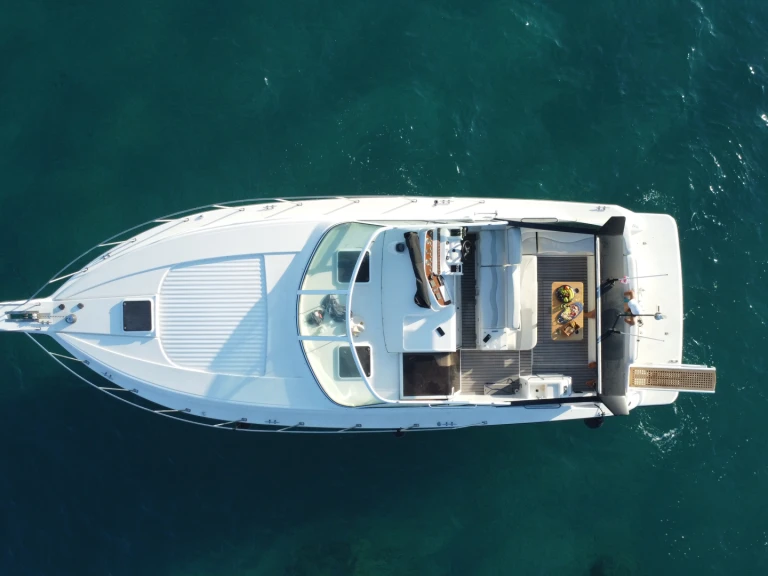 Charter a Carver 400 Express in Porto Cheli on Samboat
