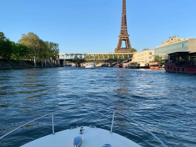 Motorboat to hire Paris at the best price