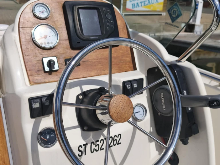 Hire Motorboat Jeanneau with a boat licence