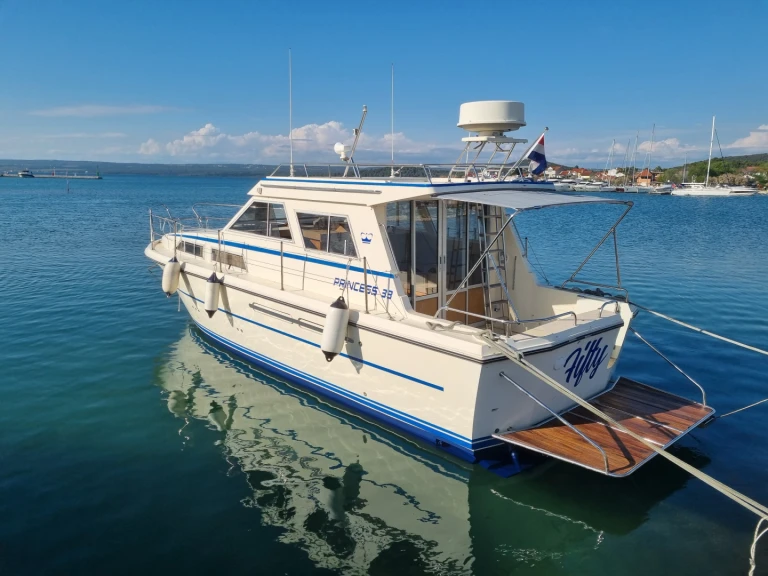 Hire Motorboat Princess with a boat licence