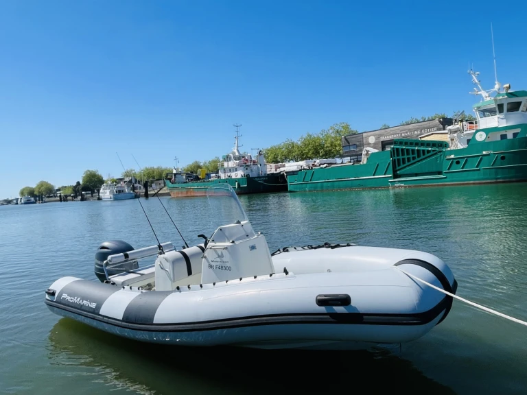 Hire RIB Zodiac with a boat licence