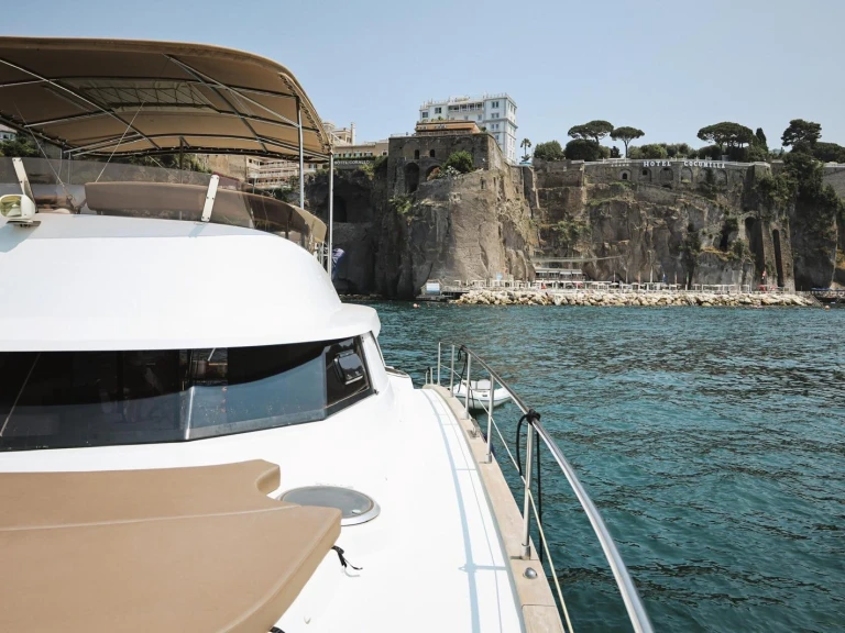 Hire a Fountaine Pajot Cumberland 47 LC Marina di Stabia